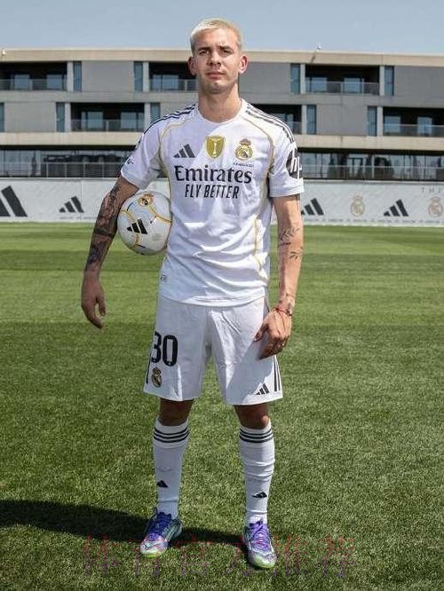 马卡:皇马中场缺兵少将 马斯坦托诺亮相伯纳乌 马卡:皇马中场缺兵少将 马斯坦托诺亮相伯纳乌